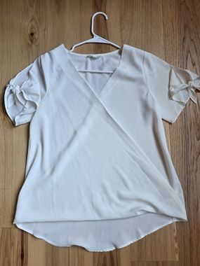 ee:some Women's Cream V-Neck Faux-Wrap Short Sleeve Top with Tie Sleeves